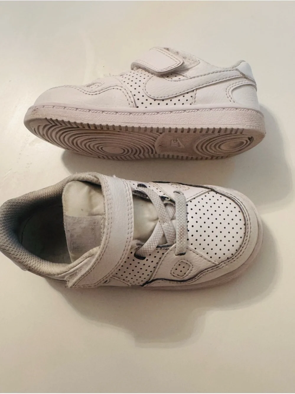 Nike 8C Kids White Perforated Velcro Sneakers, unisex - Picture 3 of 5
